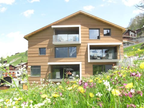Property building, Garden, Seating area, Dining area, Mountain view, Mountain view, Parking