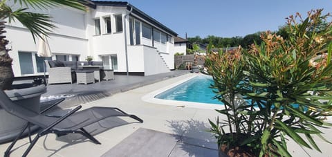 Property building, Balcony/Terrace, Pool view, Swimming pool