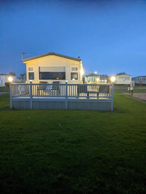 L25 L&g caravan hire 6 berth millfields family only and lead person must be over 30 MAX 4 ADULTS Apartment in Ingoldmells