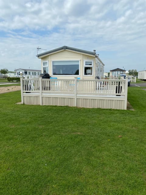 L25 L&g caravan hire 6 berth millfields family only and lead person must be over 30 MAX 4 ADULTS Apartment in Ingoldmells