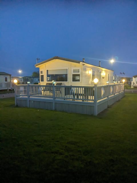 L25 L&g caravan hire 6 berth millfields family only and lead person must be over 30 MAX 4 ADULTS Apartment in Ingoldmells