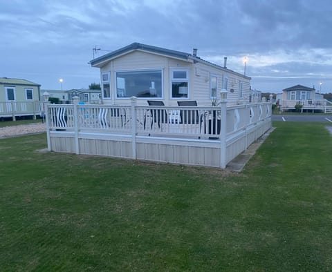 L25 L&g caravan hire 6 berth millfields family only and lead person must be over 30 MAX 4 ADULTS Apartment in Ingoldmells