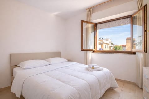 Bed, Photo of the whole room, Bedroom, towels, air conditioner