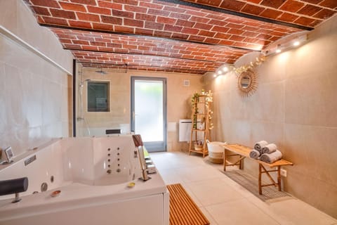 Shower, Hot Tub, Sauna, Bathroom, Spa and wellness centre/facilities, Spa and wellness centre/facilities