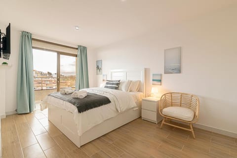 Bedroom, Mountain view
