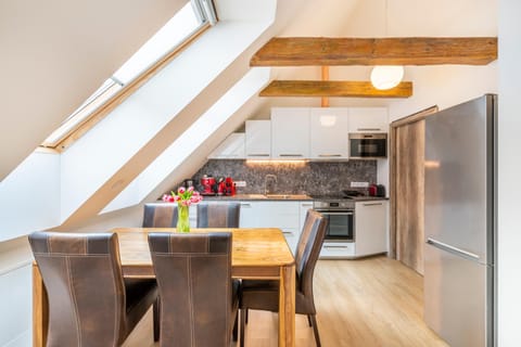 Kitchen or kitchenette, Dining area