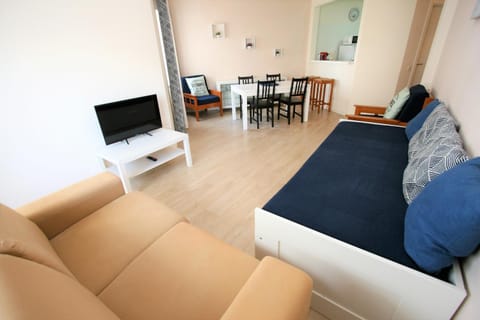 TV and multimedia, Living room, Seating area, Dining area