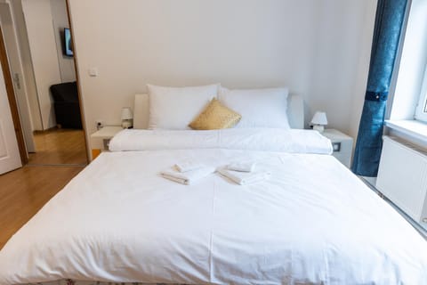 Bed, Bedroom, towels