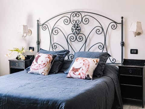 Bed, Bedroom, Text overlay, air conditioner