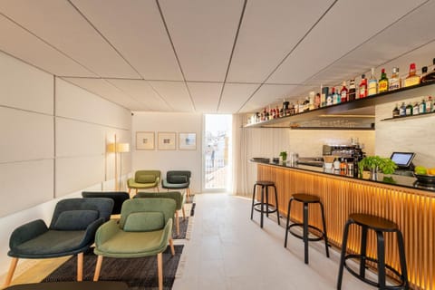 Restaurant/places to eat, Balcony/Terrace, Lounge or bar