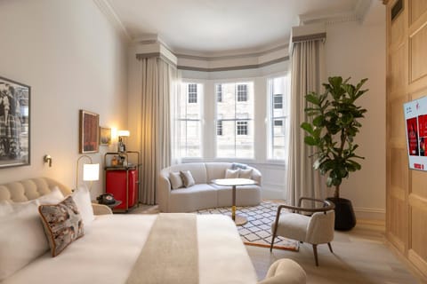 Bed, Living room, Photo of the whole room, Seating area, Bedroom, City view, Street view