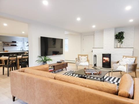 TV and multimedia, Living room, Seating area, Dining area, flat iron