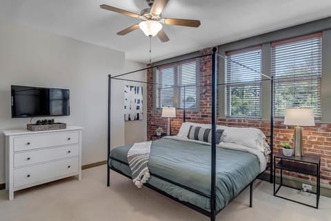 Hidden-Gem 2B Towhhouse in Springfield Close to DT and Stadium! House in Jacksonville