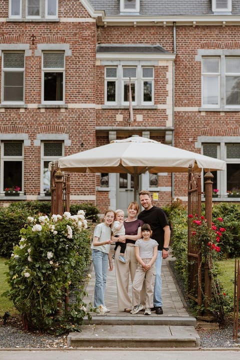 Property building, Day, People, Garden, Garden view, group of guests