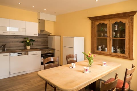 Kitchen or kitchenette, Dining area, Communal kitchen