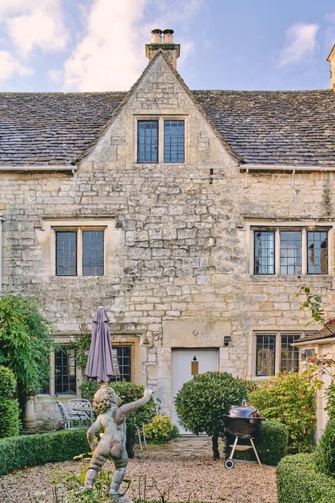 Lovedays Cottage, A Luxury 16th Century home in Painswick House in Painswick