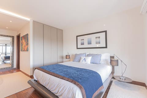 Bed, Photo of the whole room, Decorative detail, Bedroom, wardrobe, air conditioner