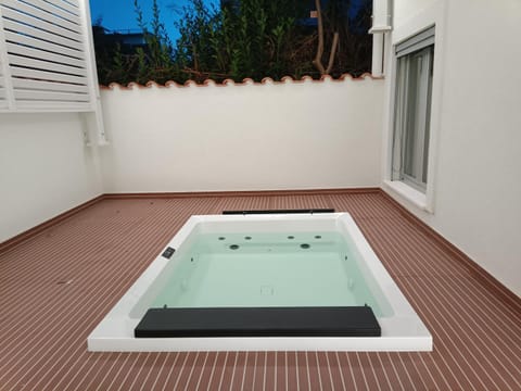 Hot Tub, Swimming pool