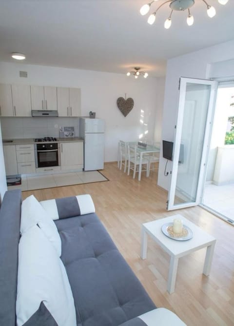 Kitchen or kitchenette, Living room, Seating area, Dining area, oven, stove