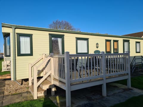 Property building, Day, Balcony/Terrace