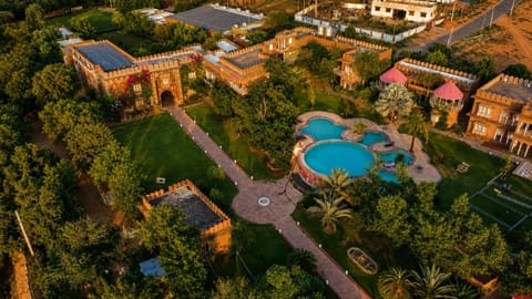 Property building, Day, Garden, Swimming pool