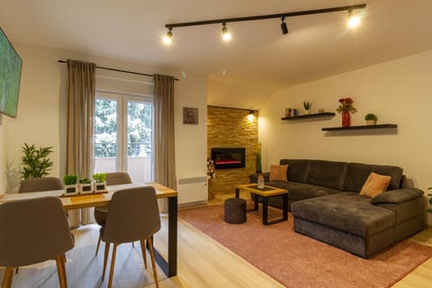 TV and multimedia, Living room, Seating area, Dining area