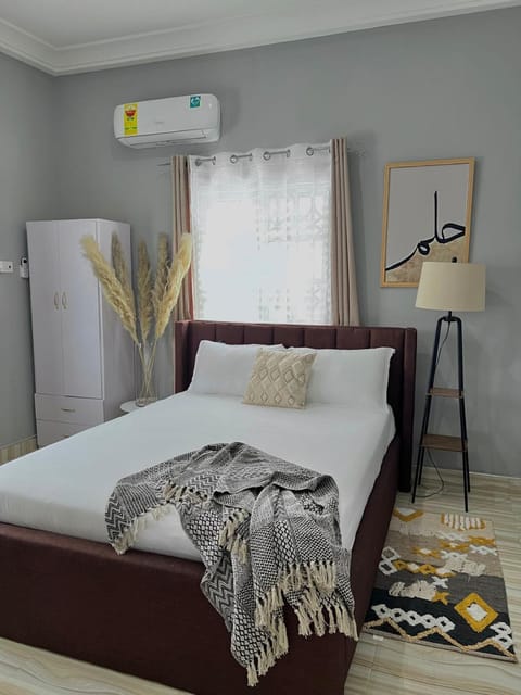 Photo of the whole room, Bedroom