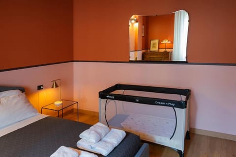 Photo of the whole room, cot, towels