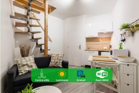Toilet, TV and multimedia, Coffee/tea facilities, Kitchen or kitchenette, Living room, Photo of the whole room, Decorative detail, Seating area, Dining area, Parking, internet, microwave, oven, stove, toaster, kitchen