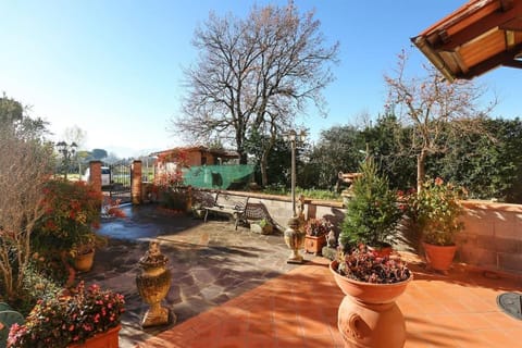"La Casa di Carla", Lucca countryside, with private swimming pool and garden House in Capannori