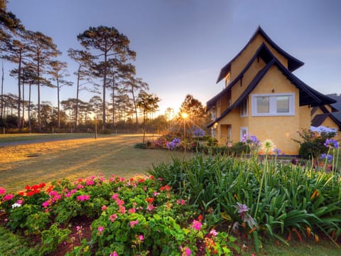 Facade/entrance, Natural landscape, Garden