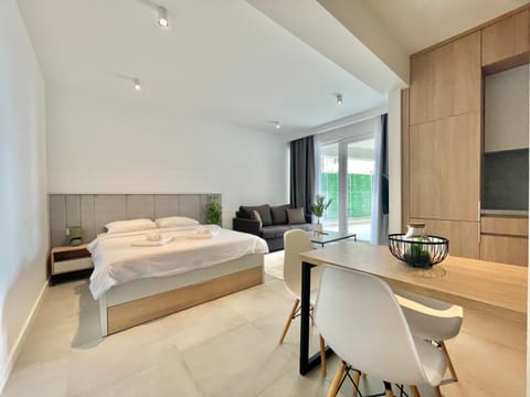 Bed, TV and multimedia, Living room, Photo of the whole room, Seating area, Dining area, Bedroom
