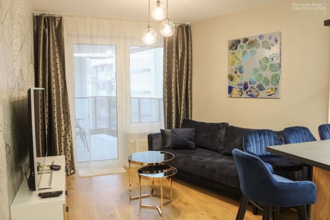 Communal lounge/ TV room, TV and multimedia, Living room, Seating area, Evening entertainment