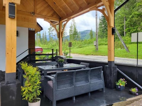 Spring, Day, Natural landscape, BBQ facilities, Garden, Balcony/Terrace, Seating area, Garden view, Mountain view, Pool view, Quiet street view
