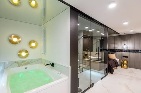 Bed, Hot Tub, Bathroom, Bedroom