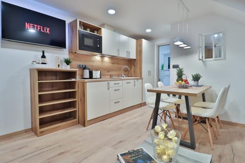 TV and multimedia, Kitchen or kitchenette, Dining area