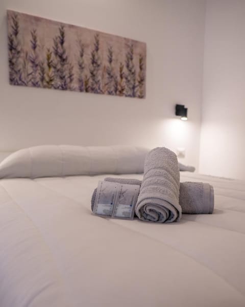 Bed, Bedroom, towels