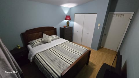 Photo of the whole room, Bedroom, wardrobe