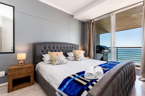 Photo of the whole room, Bedroom, Sea view