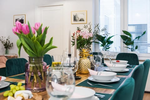 Living room, Communal kitchen, group of guests