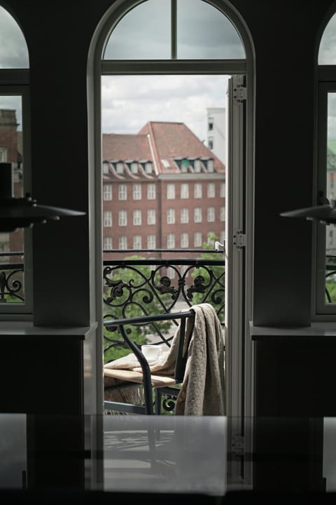 View (from property/room), Balcony/Terrace, Decorative detail