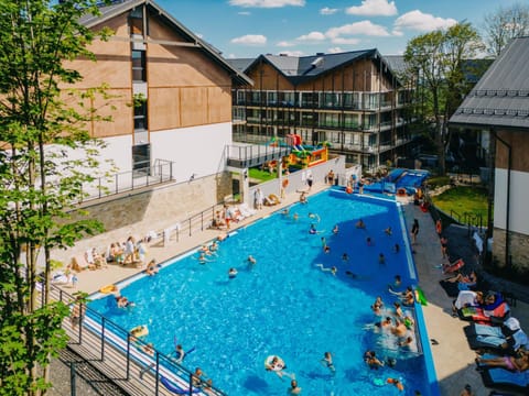 Property building, Day, People, Pool view, Swimming pool, group of guests, sunbed