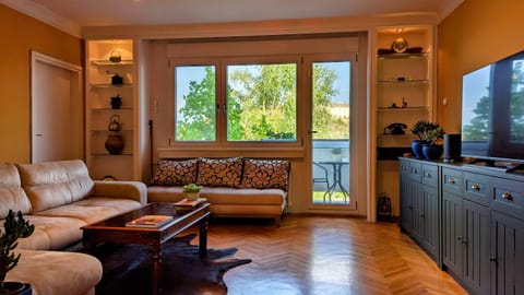 TV and multimedia, Living room, Seating area, Evening entertainment