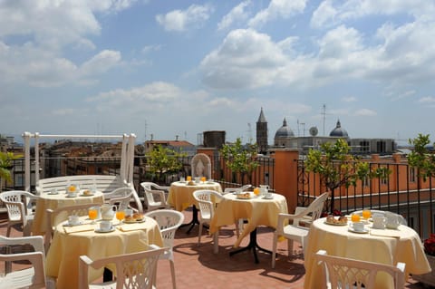 Restaurant/places to eat, Balcony/Terrace