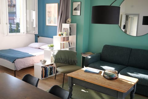 Bed, Library, TV and multimedia, Living room, Seating area, Dining area, Bedroom