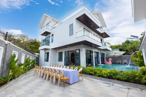 Restaurant/places to eat, Beach