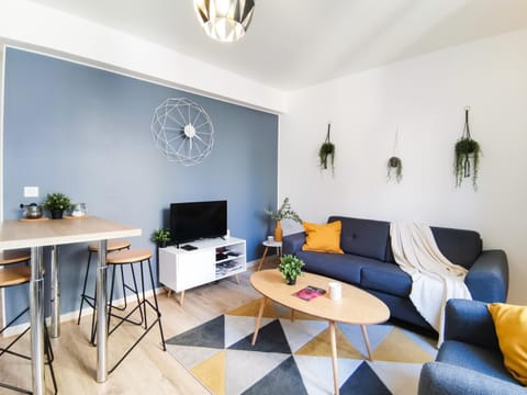 Communal lounge/ TV room, TV and multimedia, Living room, Lounge or bar, Seating area, Dining area