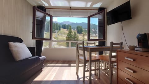 TV and multimedia, View (from property/room), Living room, Seating area, Dining area, Mountain view