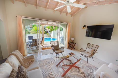 TV and multimedia, Living room, Seating area, Pool view
