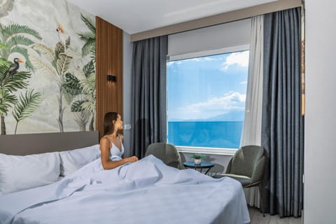 Photo of the whole room, Sea view